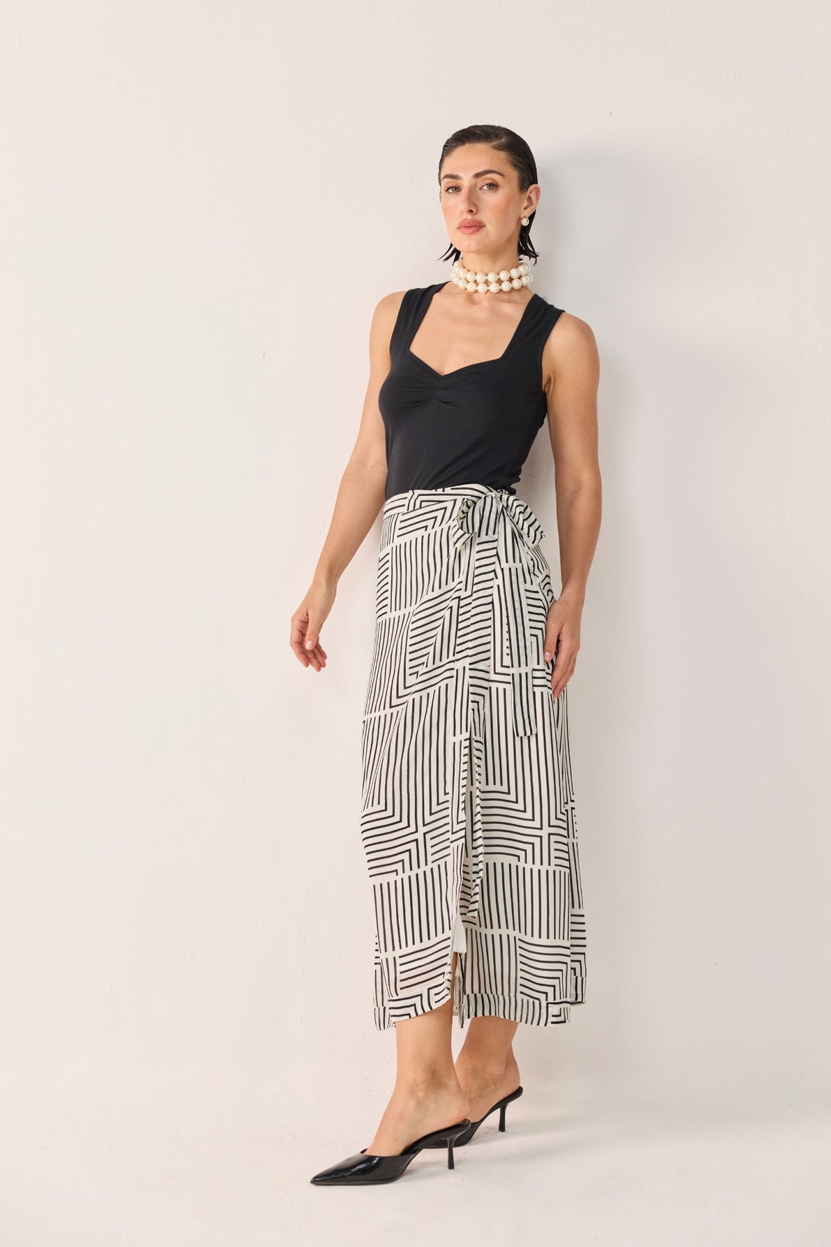 Regular Sweetheart Neck Top in Black