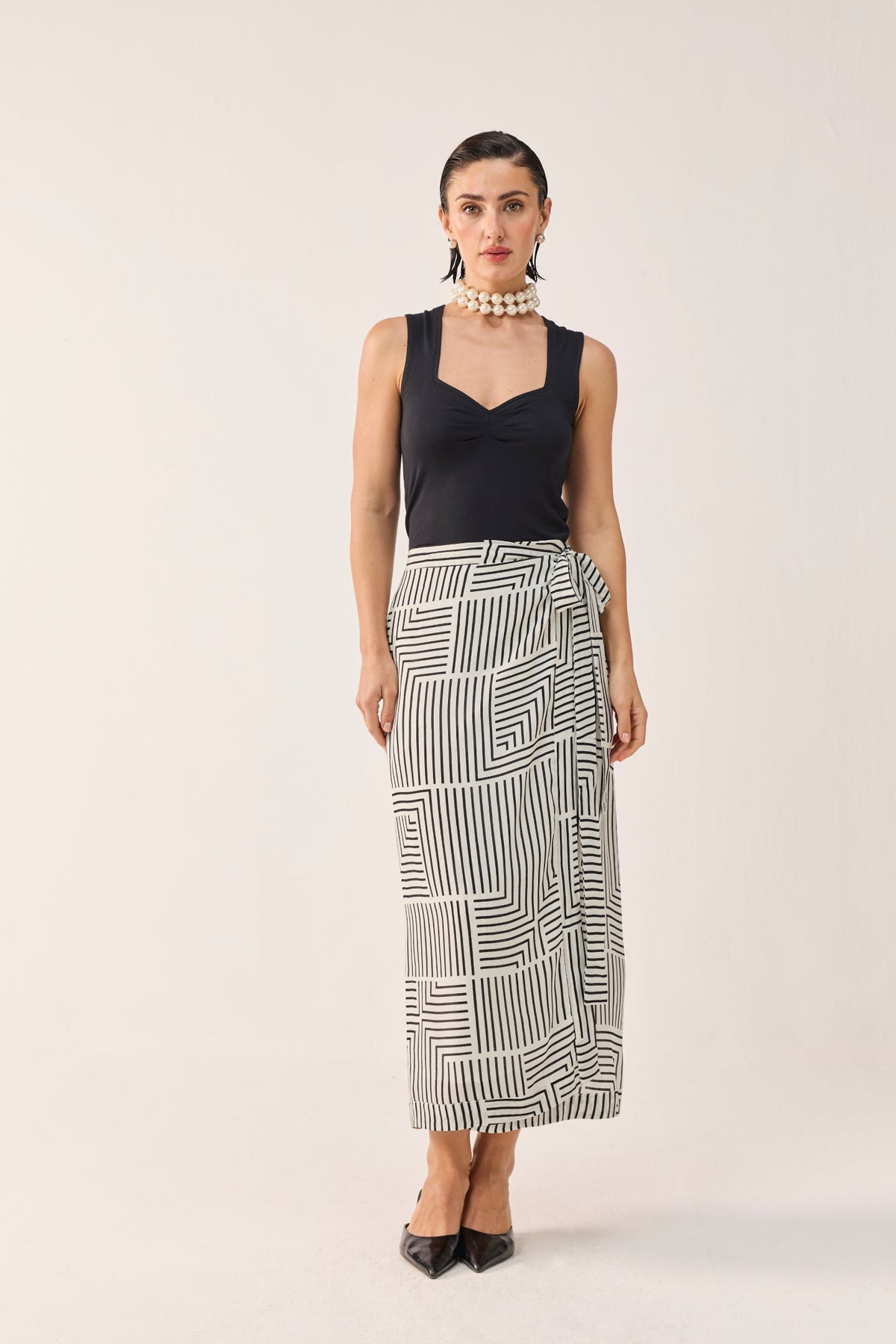 Regular Sweetheart Neck Top in Black