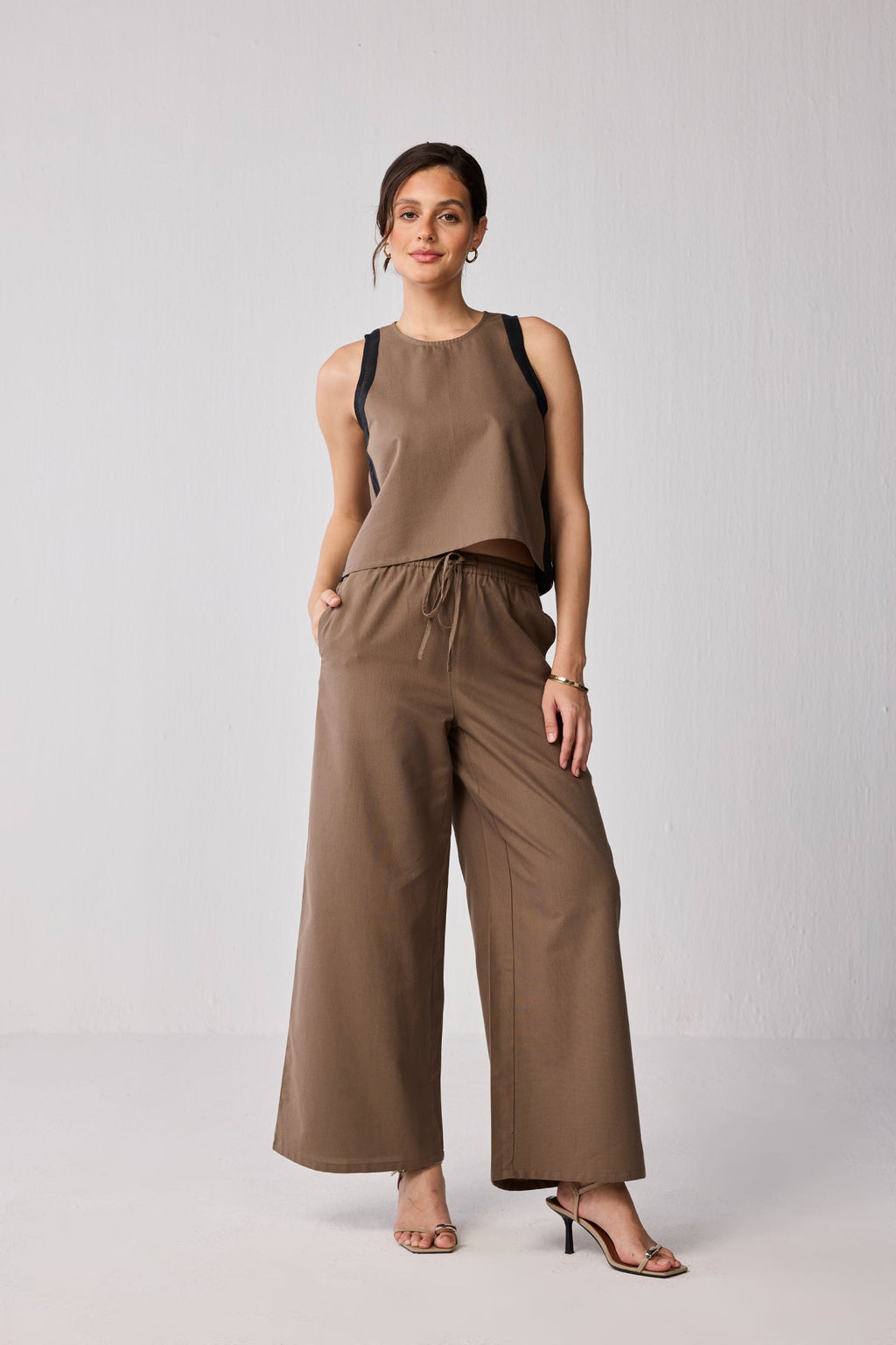 Matching Set with Wide-leg Pants and Colorblock Top in Brown