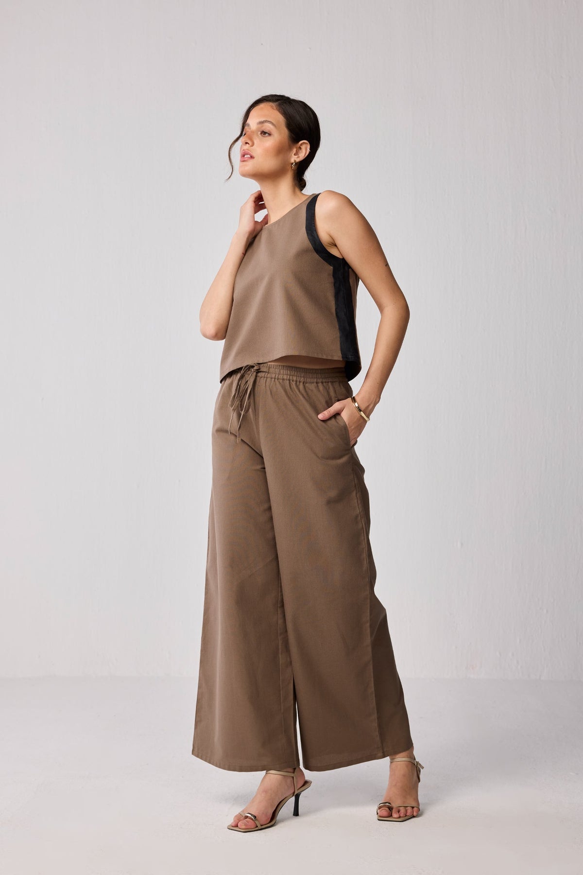Matching Set with Wide-leg Pants and Colorblock Top in Brown