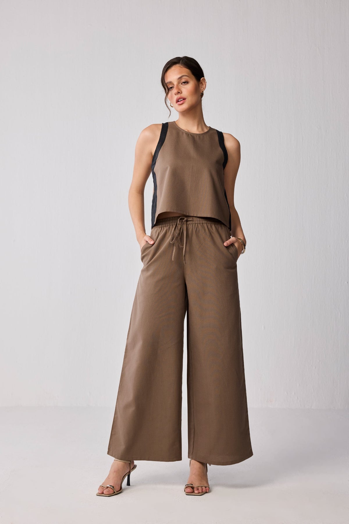 Matching Set with Wide-leg Pants and Colorblock Top in Brown