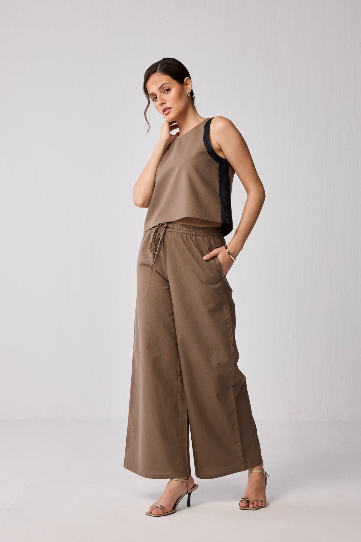 Matching Set with Wide-leg Pants and Colorblock Top in Brown