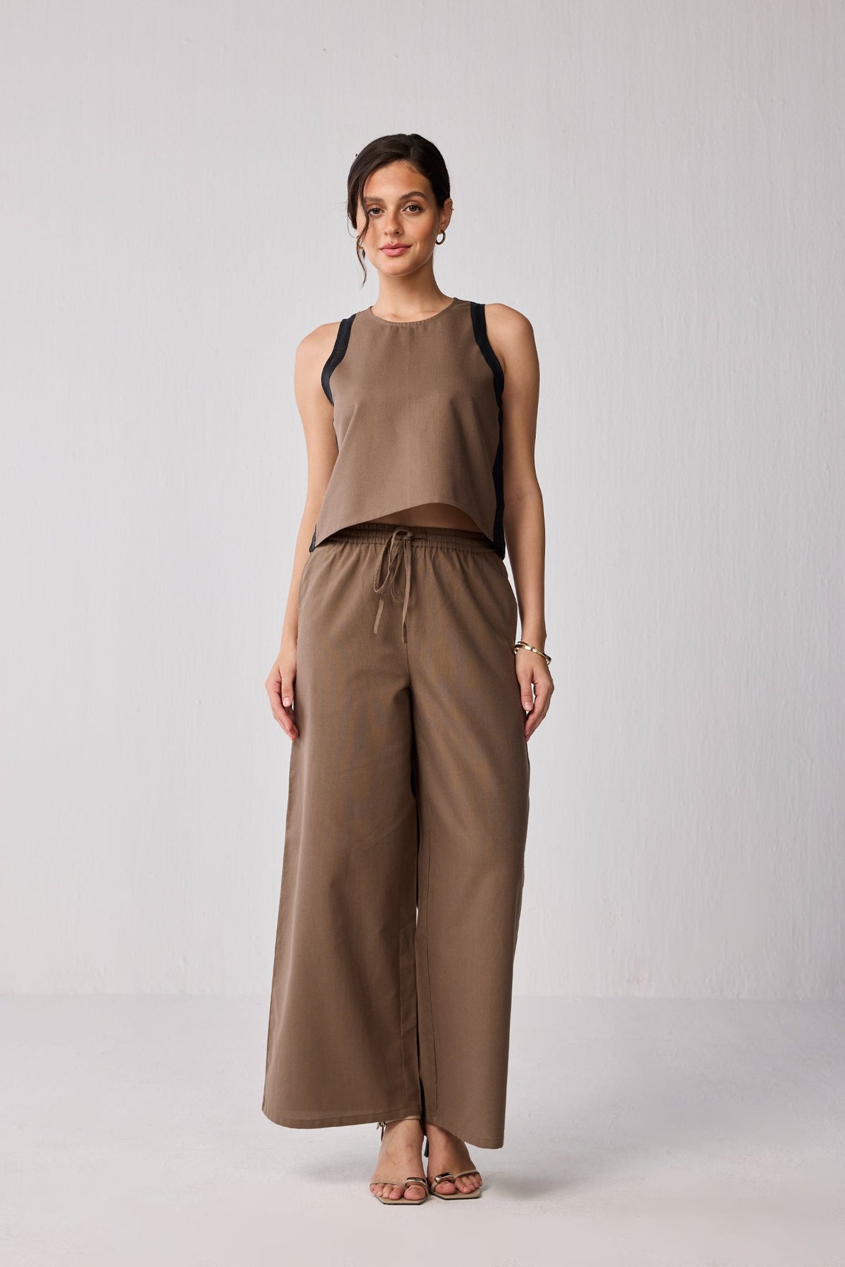 Matching Set with Wide-leg Pants and Colorblock Top in Brown